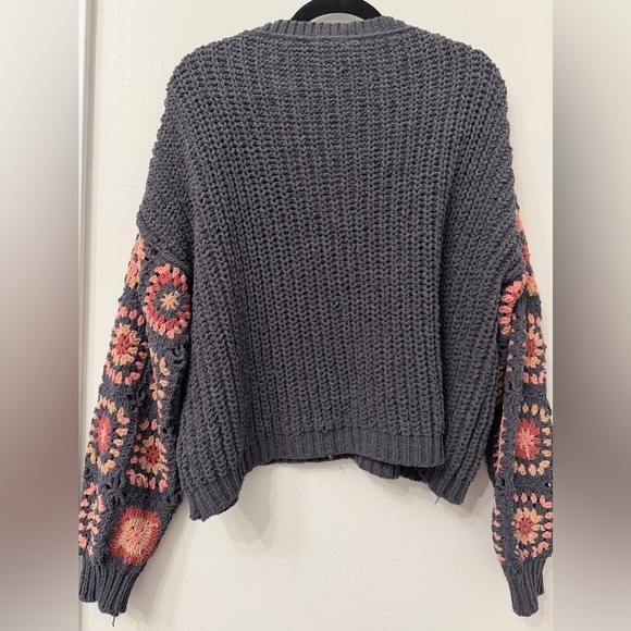 POL  Oversized GrayV-Neck Floral Sleeves Sweater Size Small - Picture 3 of 10